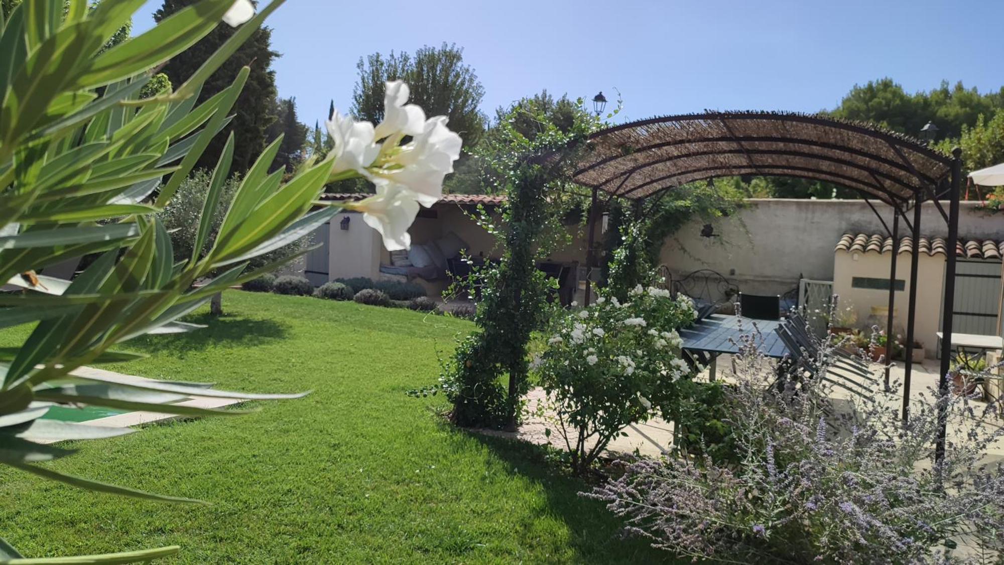 Le Chat Sur Le Toit Lourmarin Buitenkant foto